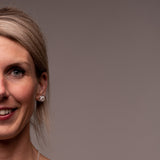 Ohrstecker Yuki | weißer Beton